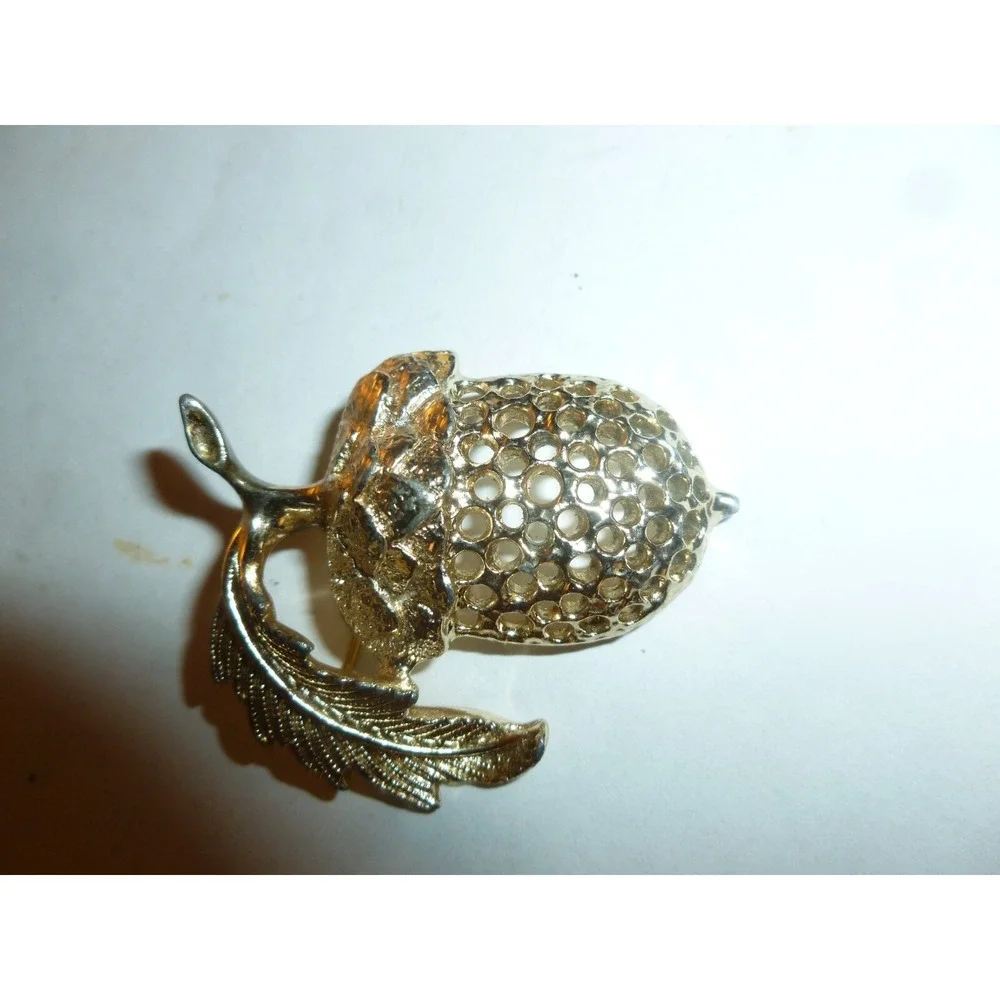 Vintage Sarah Coventry Gold Tone Acorn and Leaf Brooch Pin Woodland Nature Style